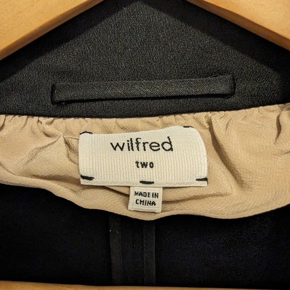 Aritzia Wilfred Chevalier Blazer Jacket in Black With Satiny Lapels / Cuffs - Picture 4 of 4